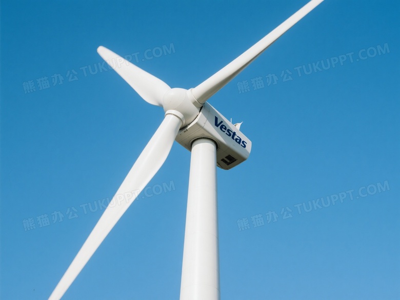 仰拍白色风力发电机图片