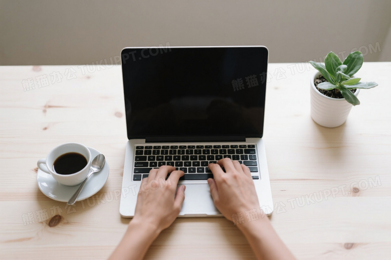 俯拍办公桌打字场景图片