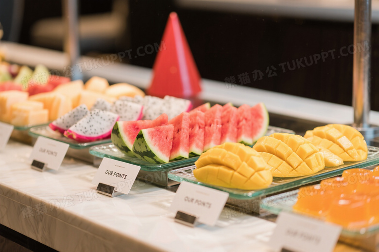 自助餐台水果切片柔光图片