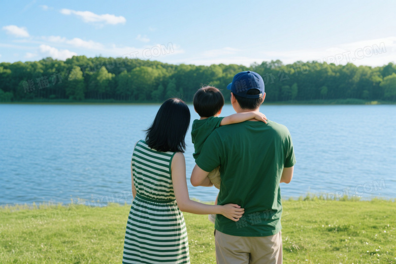 三口之家湖边背影逆光图片