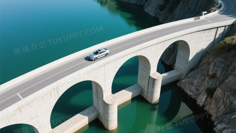 银色轿车行驶水坝公路俯拍图片