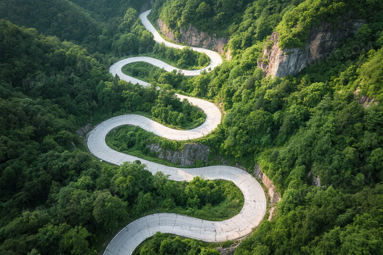 盘山公路穿林俯拍图片