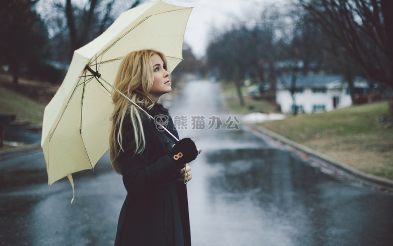 雨中撑伞唯美图片