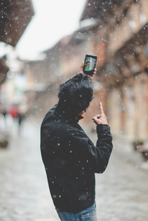 男人雪中视频背影图片