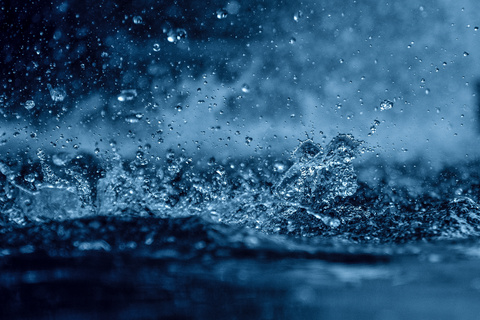 下雨天激起的水花特写摄影高清图片