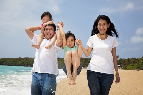 海边度假的幸福一家人摄影高清图片