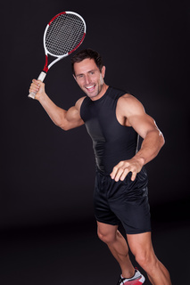 挥舞网球拍的肌肉猛男摄影高清图片