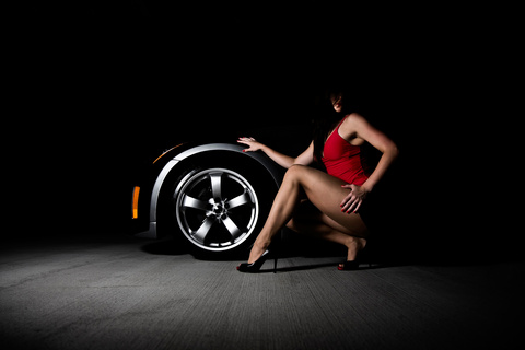 汽车轮胎性感美女人物摄影高清图片