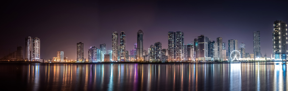 夜晚下的隔岸湖水城市图片