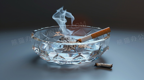 玻璃烟灰缸和燃烧的香烟图片