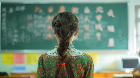 学生在教室上课的背影图片