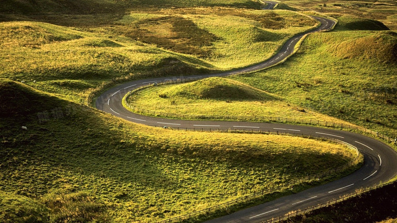 阳光下的绿草地盘山公路