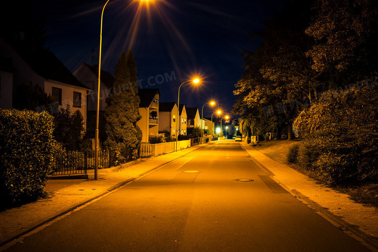 夜晚宁静的小路灯光