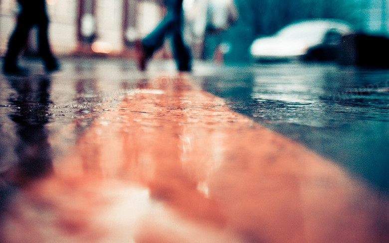 雨天马路模糊行人