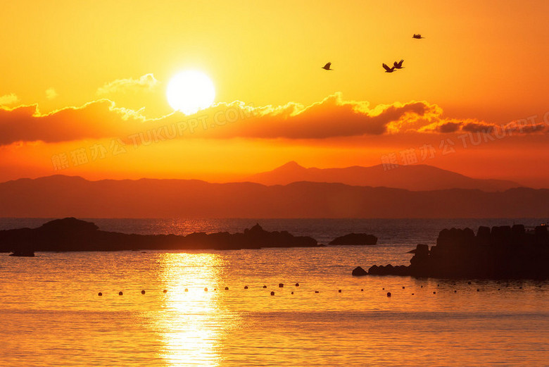 夕阳西下的湖泊美景