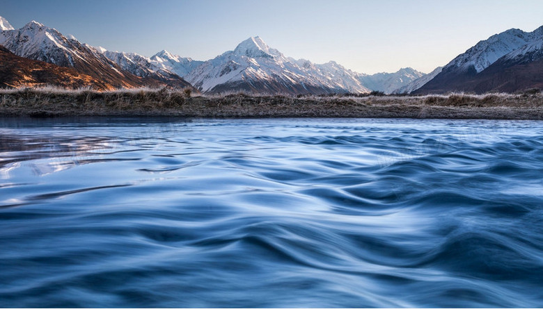 蓝天白云雪山湖水