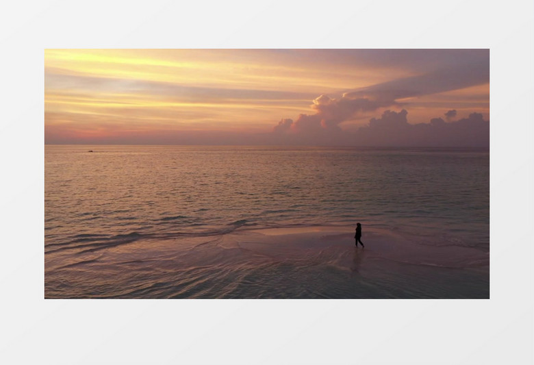 在海边漫步的女人剪影实拍视频素材