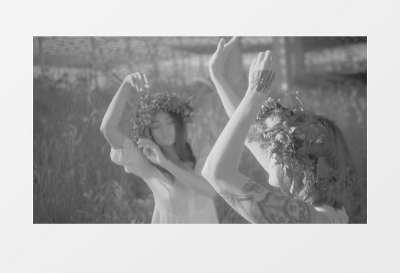  两个带花环的女人在自由舞蹈实拍视频素材
