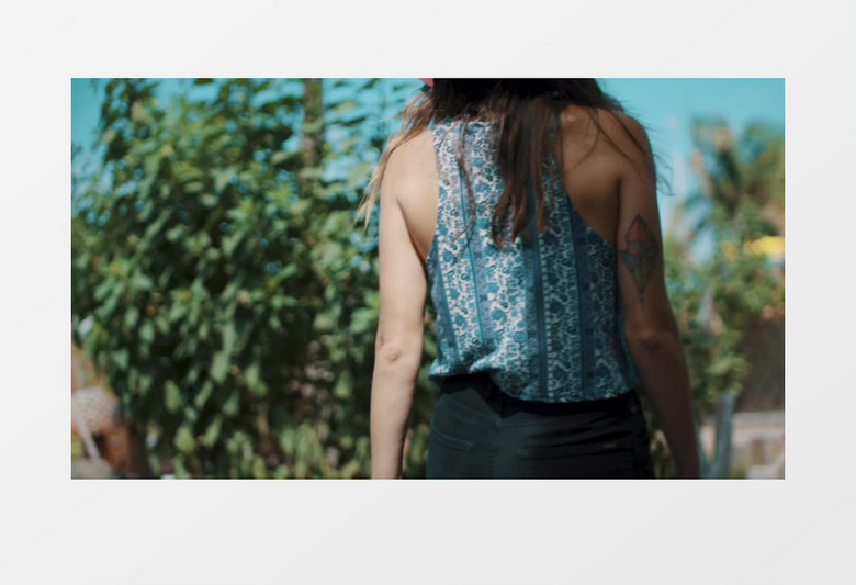 纹身女人的背影实拍视频素材