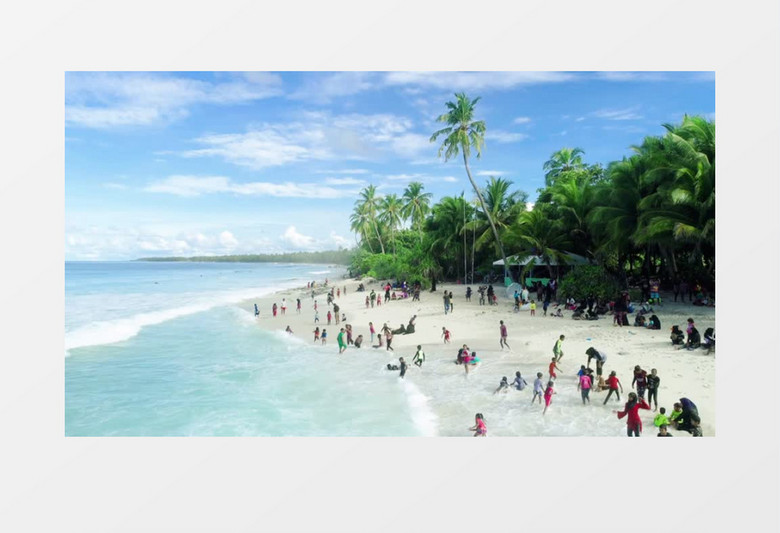 阳光充足游客在沙滩玩耍风景实拍视频