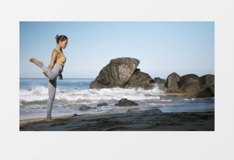 海滩美女瑜伽健身实拍视频
