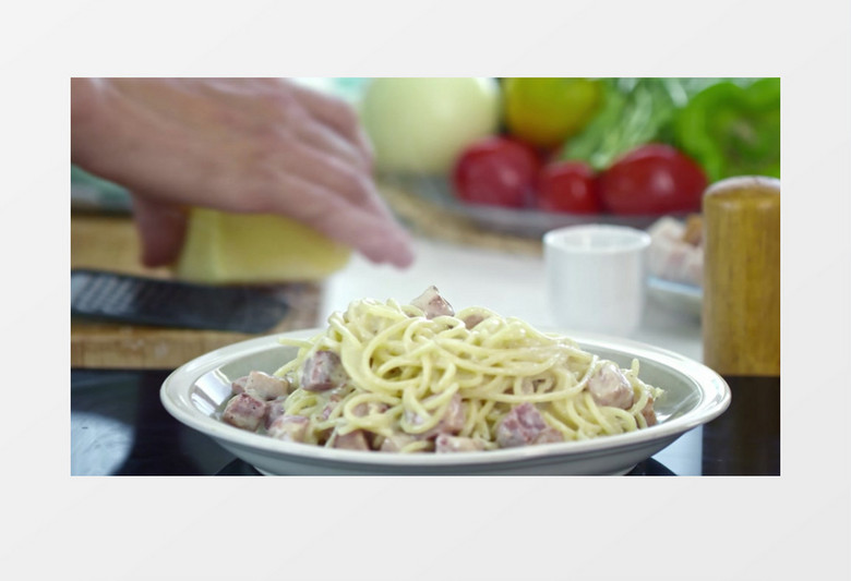 往盘子里放做好的牛肉面实拍视频素材