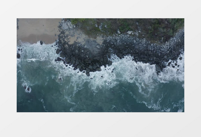 航拍海浪拍打小石头视频素材