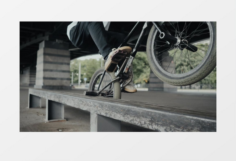 一个人骑极限运动自行车过障碍物实拍视频