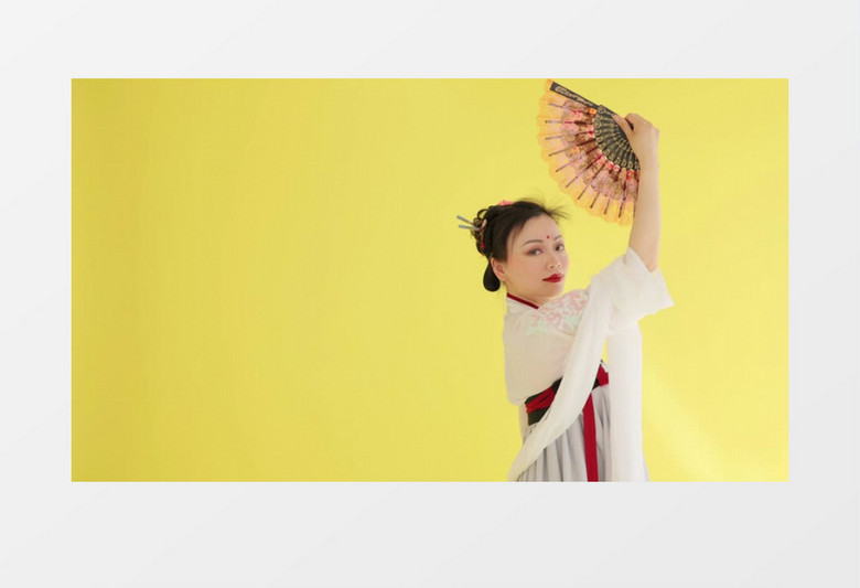 汉服女子拿着扇子在扇风实拍视频素材