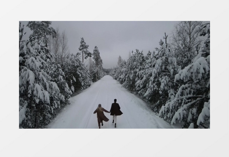 一对情侣牵手奔跑在雪地上实拍视频素材