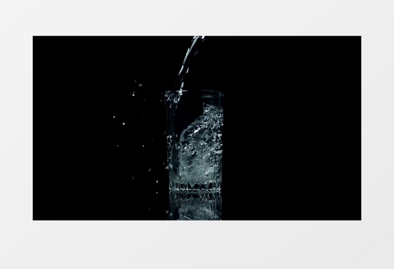 透明的玻璃水杯中缓缓注入水实拍视频素材