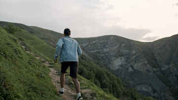 男人在山上的小路上奔跑实拍视频素材