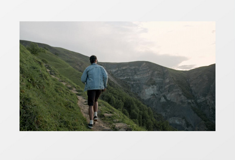 男人在山上的小路上奔跑实拍视频素材