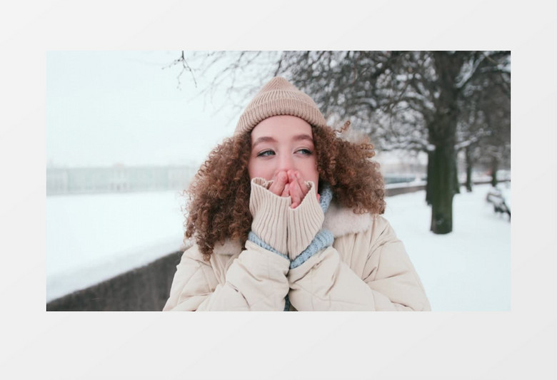 女人给手哈气看雪景实拍视频素材