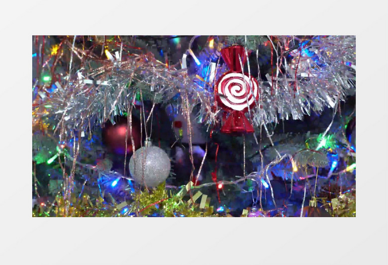 圣诞树上的彩灯闪闪发光实拍视频素材