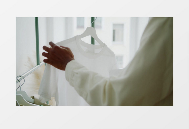 人在挂烫衣服实拍视频素材