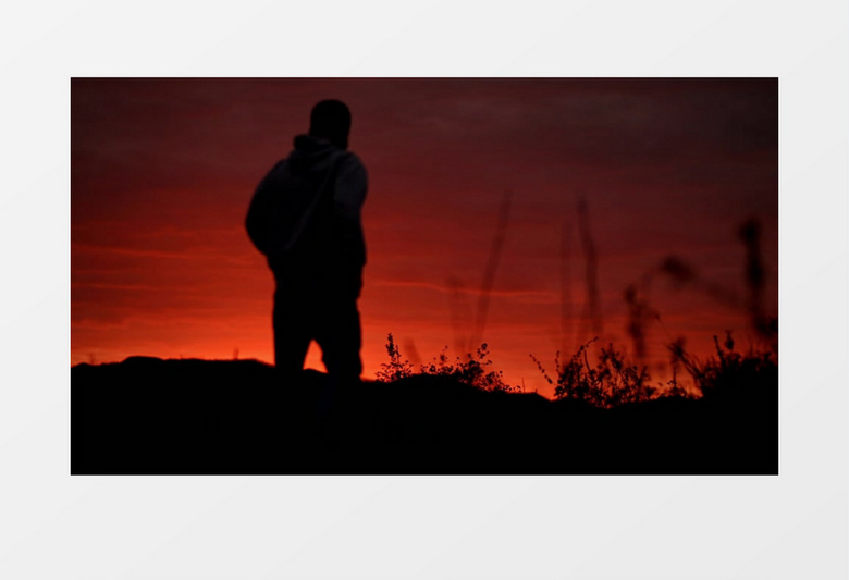 男人在夕阳下奔跑剪影实拍视频素材