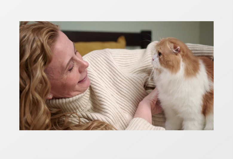 一个女人抱着一只猫在玩耍实拍视频素材