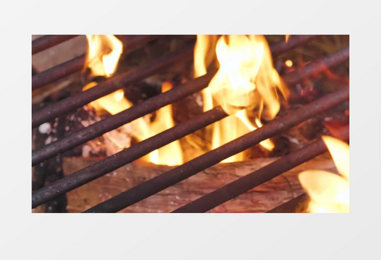 近距离观察烧烤架内木头燃烧的火焰实拍视频素材