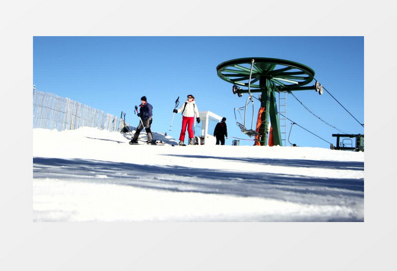 人们从滑雪缆车上下来实拍视频素材