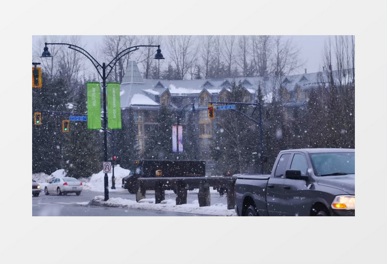 下雪天的小镇道路车流实拍视频素材