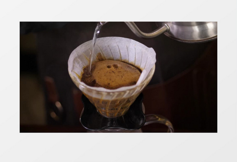 把水倒进咖啡过滤器实拍视频素材