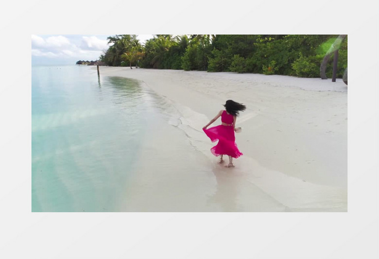 穿着红裙子的女人在海边转了个圈实拍视频素材