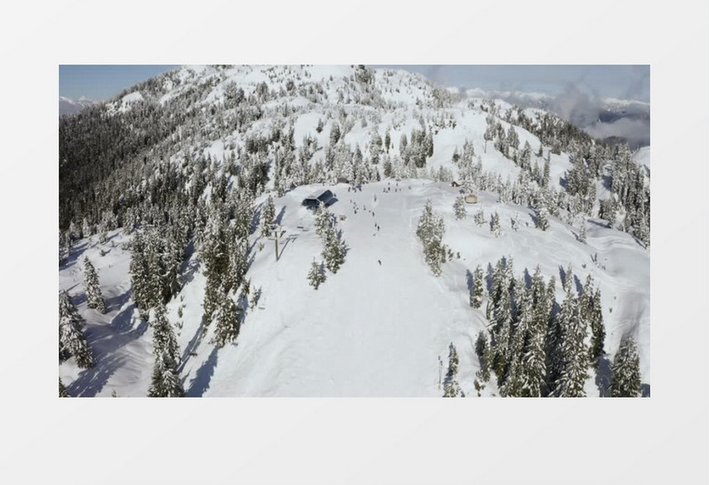 雪山的全景和滑雪者实拍视频素材