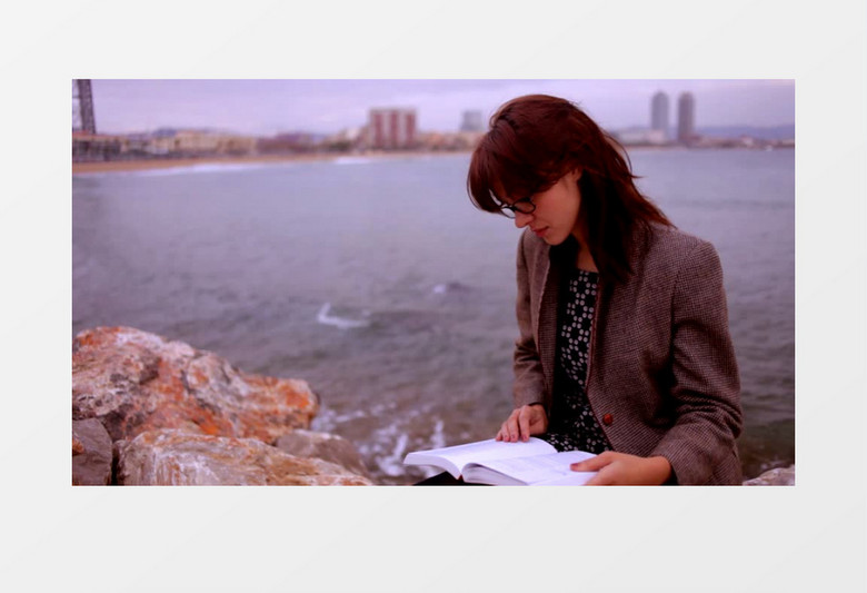 在海边看书的气质美女实拍视频素材