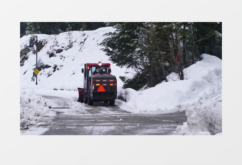 清扫车清除道路上的积雪实拍视频素材