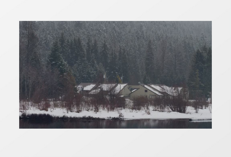 在雪地森林里的小屋实拍视频素材