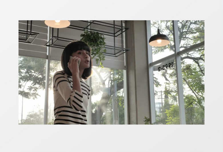 边走路边打电话的黑发女人实拍视频素材