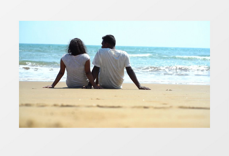 一对情侣坐在海边看海实拍视频素材