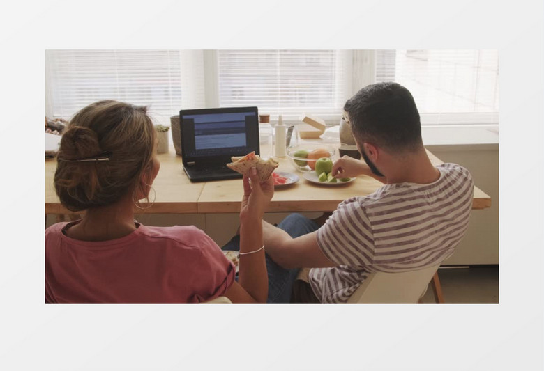 情侣二人在吃着食物交谈实拍视频素材